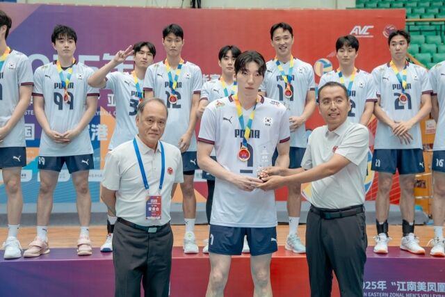 한국 남자배구 대표팀이 지난 23일 중국 장자강에서 열린 동아시아선수권에서 대만을 꺾고 우승을 차지했다./AVC