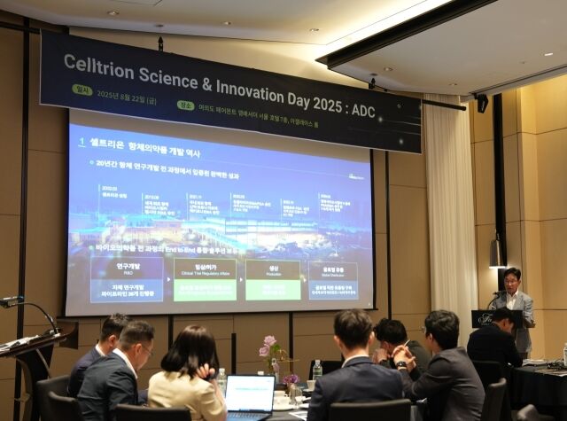 지난 22일 서울 여의도 페어몬트 호텔에서 열린 '셀트리온 사이언스&이노베이션 데이 2025'에서 권기성 셀트리온 연구개발부문장이 셀트리온의 신약 개발 전략에 대해 발표하고 있다. /셀트리온