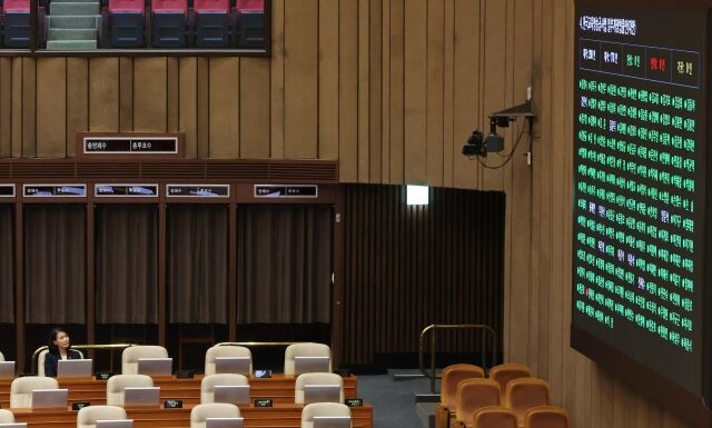 이진숙 방송통신위원장이 22일 오전 서울 여의도 국회에서 열린 제428회 국회(임시회) 본회의에서 한국교육방송공사법 일부개정법률안이 재적298인, 재석 180인 찬성 179인, 반대 1인으로 가결되는 모습을 지켜보고 있다. /뉴시스