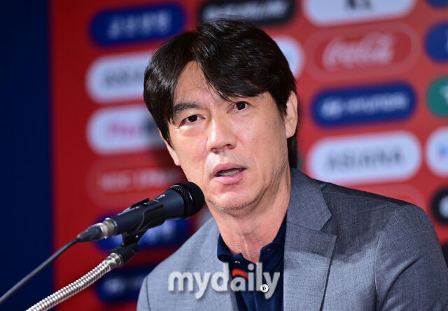 25일 서울 종로구 대한축구협회에서 진행된 9월 A매치 미국·멕시코와의 원정 평가전 2연전 축구 국가대표팀 명단을 발표.<br><br>홍명보 축구 대표팀 감독 명단을 발표하고 있다./축구회관=한혁승 기자