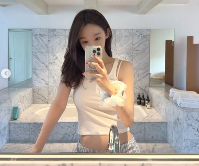 강민경이 암스테르담의 숙소에서 신난 모습을 보였다. / 강민경 소셜미디어
