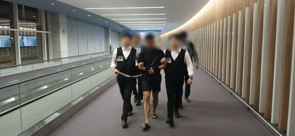 해킹조직 총책 전모씨가 태국에서 검거돼 국내로 송환됐다. / 법무부
