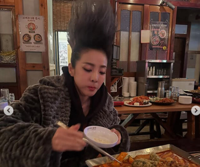 산다라박이 떡볶이를 집어 먹고 있다. / 산다라박 소셜미디어