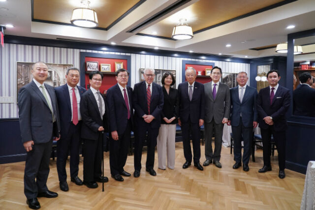 (왼쪽부터) 구자은 LS그룹 회장, 김상현 롯데그룹 부회장, 이재현 CJ그룹 회장, 허태수 GS그룹 회장, 루벤스타인 칼라일그룹 회장, 최수연 네이버 대표, 류진 한경협 회장, 이재용 삼성전자 회장, 정의선 현대차그룹 회장, 최윤범 고려아연 회장이 25일(현지시간) 워싱턴 D.C. 윌러드 호텔에서 열리는 ‘한미 비즈니스 라운드테이블 : 제조업 르네상스 파트너십’에 앞서 기념촬영을 하고 있다. /한국경제인협회