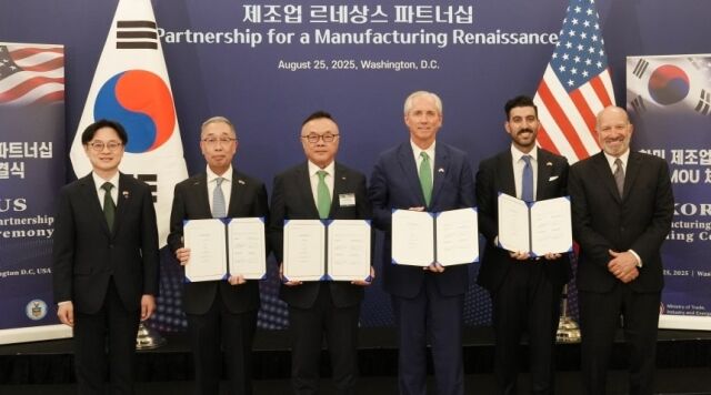 25일(현지시간) 미국 워싱턴 D.C.에서 ‘한미 비즈니스 라운드 테이블’ 직후 진행된 SMR 사업협력을 위한 양해각서(MOU) 체결식에서 참석자들이 기념촬영을 하고 있다. (왼쪽부터) 김정관 산업통상자원부 장관, 박지원 두산에너빌리티 회장, 황주호 한수원 사장, 클레이 셀 엑스-에너지 CEO, 섀넌 켈로그 AWS 부사장, 하워드 러트닉 미국 상무부 장관. /두산에너빌리티