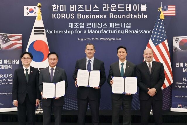 HD현대가 25일(현지시간) 미국 워싱턴 DC에 위치한 윌라드 인터콘티넨탈 호텔에서 '한미 조선산업 공동 투자 프로그램 조성을 위한 MOU'를 체결했다. (왼쪽부터) 김정관 산업통상자원부 장관, 김복규 한국산업은행 수석부행장, 프랭크 브루노 서버러스 캐피탈 최고경영자, 정기선 HD현대 수석부회장, 하워드 러트닉 미국 상무부 장관. /HD현대