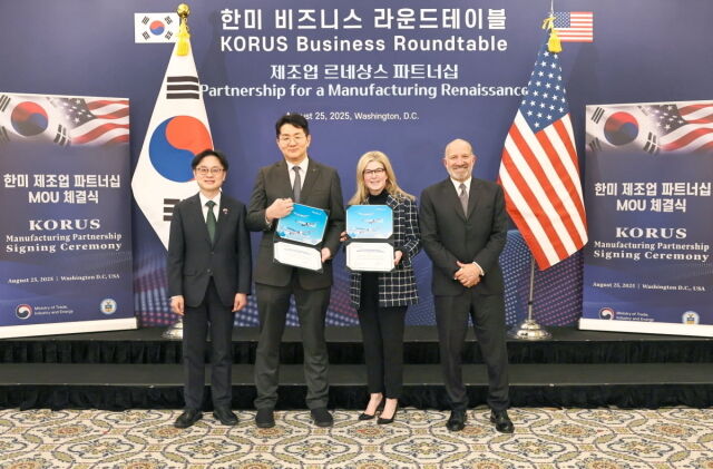 조원태 한진그룹 회장이 한·미 정상회담을 계기로 70조원의 대규모 대미 투자를 결정했다. (왼쪽부터)김정관 산업통상자원부장관, 조원태 한진그룹 회장, 스테파니 포프(Stephanie Pope) 보잉 상용기 부문 사장 겸 최고 경영자, 하워드 러트닉(Howard Lutnick) 미국 상무부 장관이 한미 제조업 파트너십 양해각서(MOU)를 체결하고 기념 촬영을 하고 있다. /대한항공