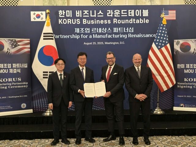 삼성중공업이 25일(현지시간) 한미정상회담이 열린 미국 워싱턴 DC에서 비거 마린 그룹(Vigor Marine Group)과 전략전 파트너십(MOU)를 체결했다. (왼쪽부터) 김정관 한국 산업통상자원부 장관, 최성안 삼성중공업 대표이사, 프란체스코 발렌테 비거마린그룹 대표이사, 하워드 러트닉 미국 상무부 장관이 기념촬영을 하고 있다. /삼성중공업