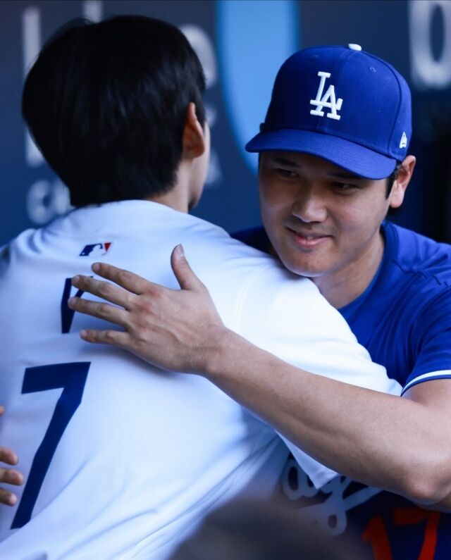그룹 방탄소년단 멤버 뷔(왼쪽), 일본 야구선수 오타니 쇼헤이가 포옹을 나누고 있다. / MLB 공식 SNS