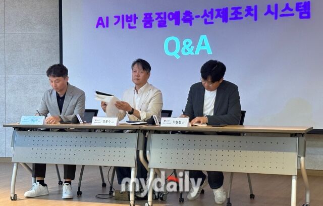 (왼쪽부터) 강봉수 LG유플러스 품질혁신센터장, 김진만 LG유플러스 고객경험품질혁신담당, 조현철 LG유플러스 데이터사이언스Lab 상무가 26일 서울 중구 LG서울역빌딩에서 열린 ‘AI 기반 품질 예측·선제조치 시스템’ 설명회에서 질의응답을 진행하고 있다. /박성규 기자