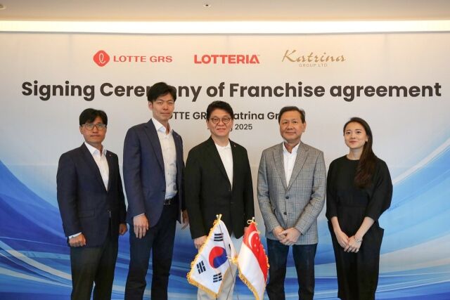  25일 롯데월드타워에서 진행된 마스터 프랜차이즈 체결식에서 왼쪽부터 이권형 롯데GRS 글로벌사업부문 상무, 신유열 롯데지주 미래성장실장(부사장), 차우철 롯데GRS 대표이사, 카트리나 그룹 알란 고 대표, 크리스탈 고 이사가 기념 촬영을 하고 있다. /롯데GRS