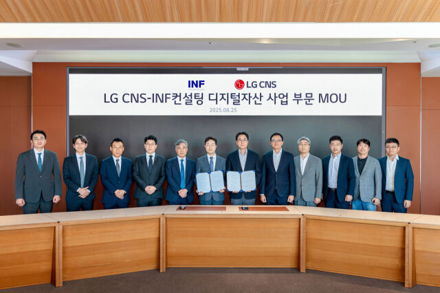 백만용 INF컨설팅 대표이사(중앙 왼쪽, 김홍근 LG CNS 부사장. /INF컨설팅
