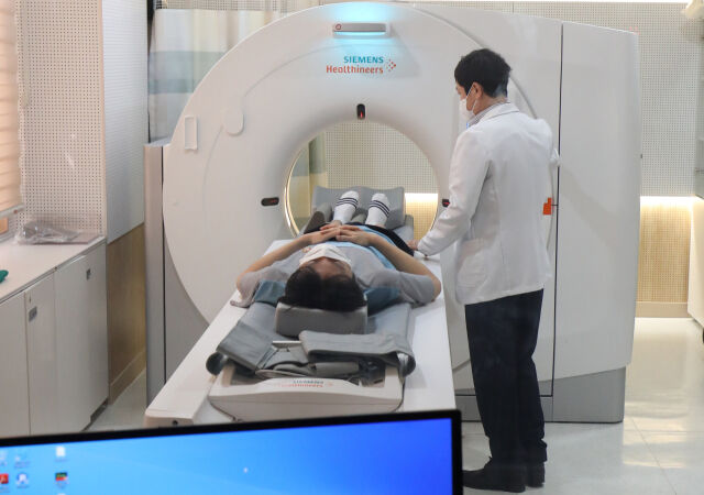 서울 영등포구 서울지방병무청 제1병역판정검사장에서 병역판정 대상자가 CT 촬영 검사를 받고 있다. /뉴시스