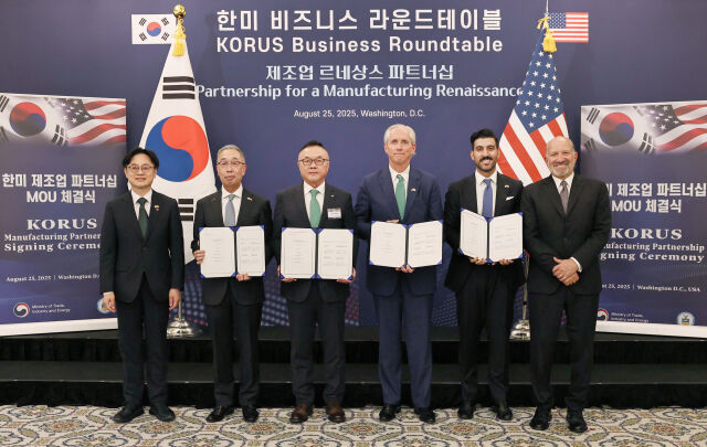 한국수력원자력이 25일(현지시간) 미국 워싱턴DC에서 아마존, 엑스에너지, 두산에너빌리티와 미국 SMR 프로젝트 업무협약을 맺었다. (왼쪽부터) 김정관 산업통상자원부 장관, 박지원 두산에너빌리티 회장, 황주호 한국수력원자력 사장, 제프리 클레이 셀 엑스에너지 CEO, 레이 포코우리 아마존 에너지정책 관리자, 하워드 러트닉 미국 상무부 장관. /한수원