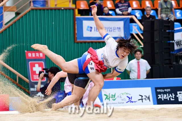 16강에서 강력한 상대인 이다현을 집어 던지고 있는 김다영.
