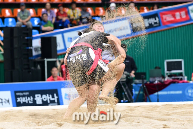8강에서 만난 김다영이 거제시청 김다혜의 공격에 끝까지 버티고 있다.