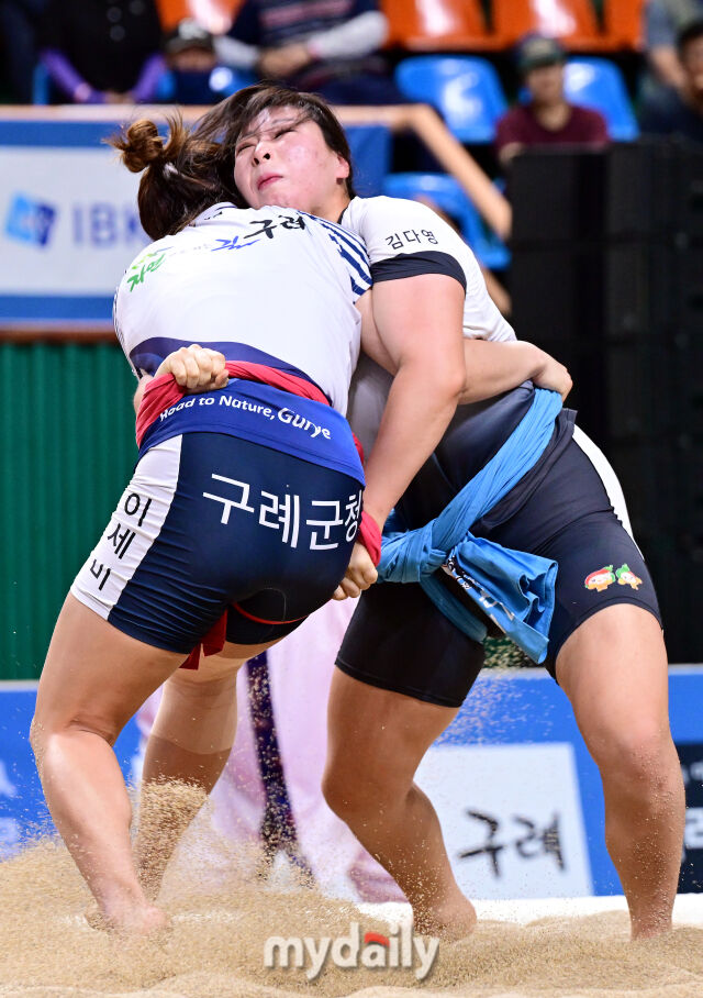 준결승에서 만난 김다영와 이세미가 치열한 경기를 펼치고 있다.