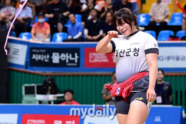 생애 첫 천하장사에 오른 김다영이 기쁨의 눈물을 흘리고 있다.