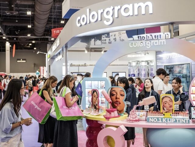 지난 7월 16일 미국 라스베이거스 코스모프로프 현장에서 올리브영 부스를 방문한 미국 바이어들이 K-뷰티 제품을 살펴보고 있다. /CJ올리브영