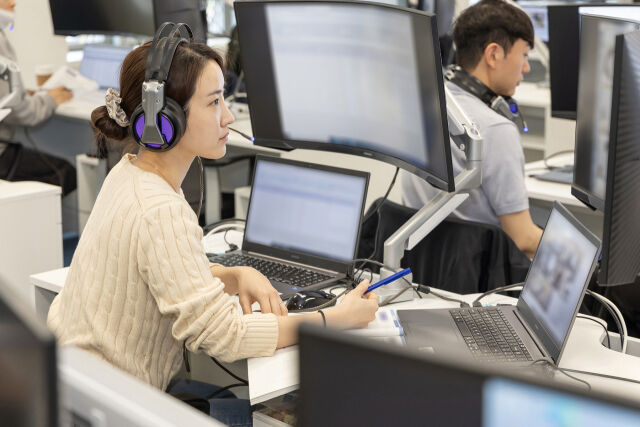 지난 4월 19일 경기도 용인에 위치한 삼성전자 인재개발원에서 삼성전자 감독관이 상반기 삼성직무적성검사 응시자를 대상으로 예비 소집을 진행하는 모습. /삼성전자