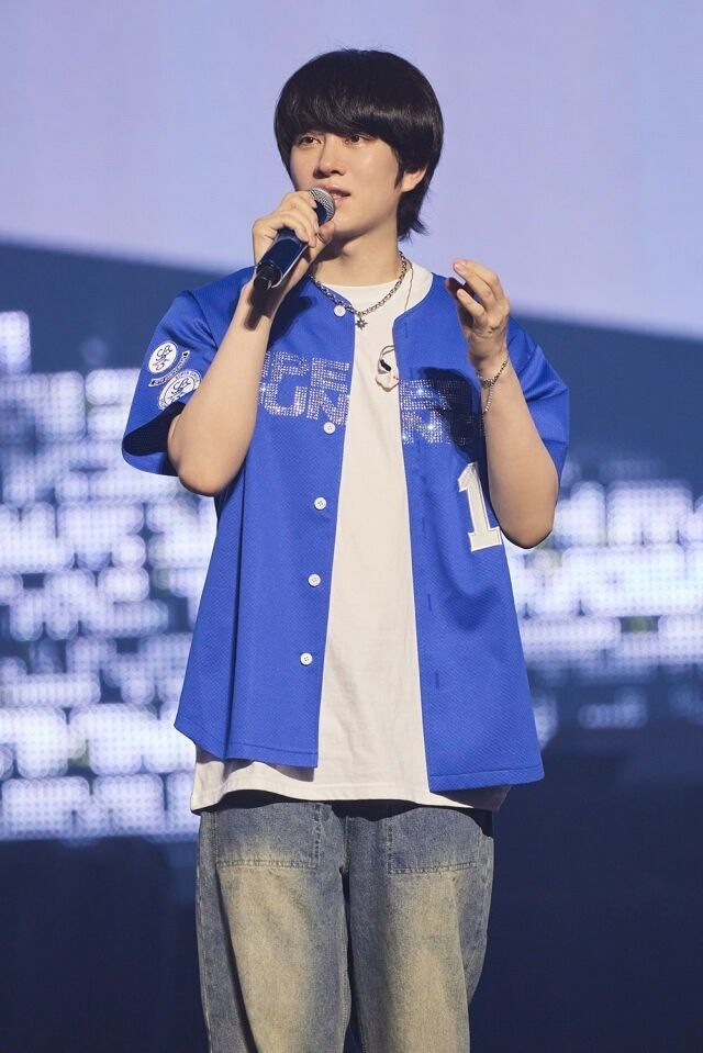 그룹 슈퍼주니어 멤버 김희철이 데뷔 20주년 콘서트에서 무대에 올랐다. / SM엔터테인먼트