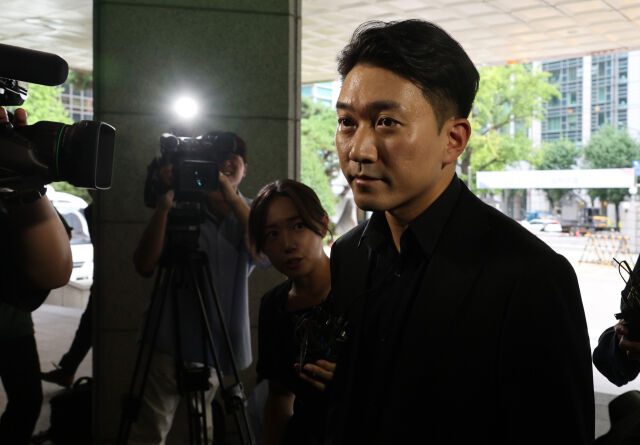 의사·의대생 온라인 커뮤니티 '메디스태프' 기동훈 대표가 지난해 8월 20일 서울 종로구 서울경찰청 사이버범죄수사대에 출석하고 있다. /뉴시스