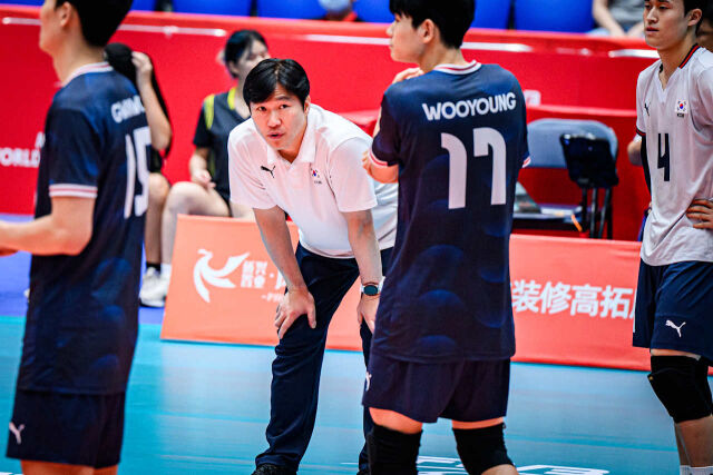 한국 U21 대표팀의 사령탑인 석진욱 감독./FIVB