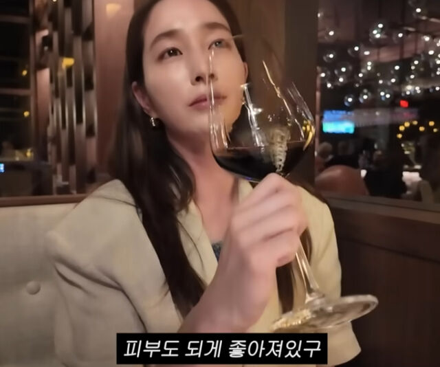 이민정이 와인과 고기를 함께 먹으면 피부가 좋아진다고 밝혔다. / 유튜브 '이민정 MJ'