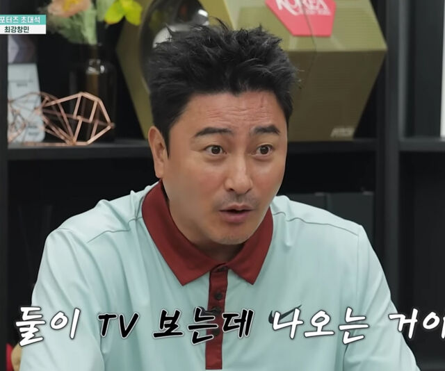 안정환과 박지성이 같은 방을 쓸 때 TV에 박지성 이적설이 나왔다고 말했다. / 유튜브 '안정환 19'
