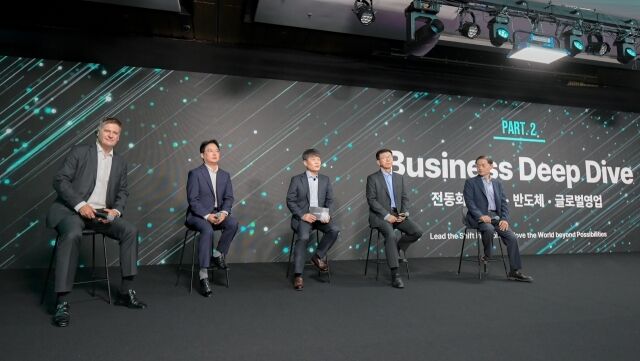 27일 여의도 페어몬트호텔에서 열린 '2025 CEO 인베스터 데이'에서 현대모비스 경영진이 전동화와 전장, 반도체, 글로벌 영업 등 부문별 세부 실행 전략을 설명하고 있다. (왼쪽부터) 악셀 마슈카 현대모비스 영업부문 부사장, 박철홍 반도체사업담당 전무, 이규석 사장, 정수경 전장BU 부사장, 김선섭 전동화/모듈BU 부사장. /현대모비스