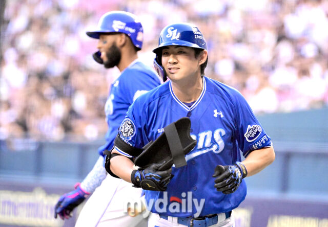 2025년 8월 27일 오후 서울 잠실구장에서 열린 '2025 신한 SOL뱅크 KBO 리그' 삼성 라이온즈와 두산 베어스의 경기. 삼성 구자욱이 1회초 2사 후 솔로 홈런을 친 뒤 기뻐하고 있다./잠실=유진형 기자