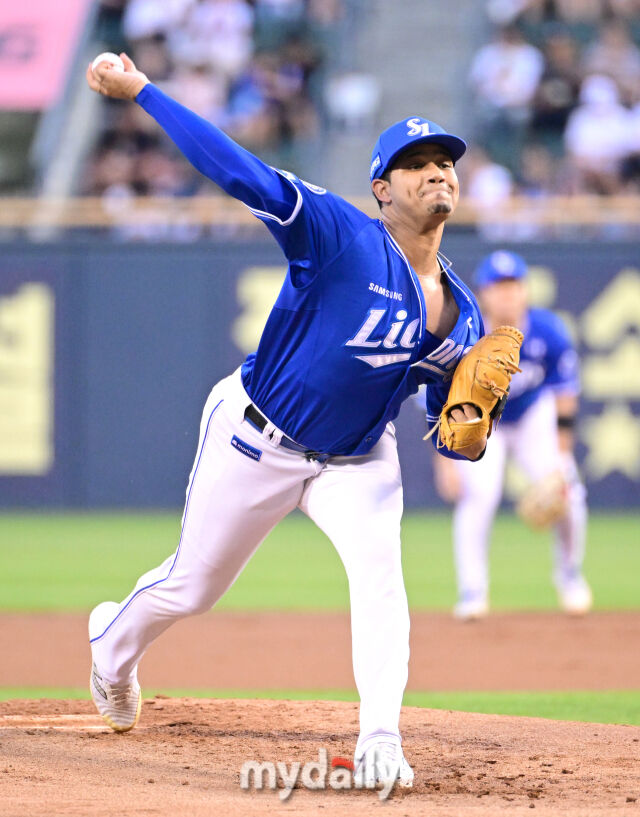 2025년 8월 27일 오후 서울 잠실구장에서 열린 '2025 신한 SOL뱅크 KBO 리그' 삼성 라이온즈와 두산 베어스의 경기. 헤르손 가라비토가 역투하고 있다./잠실=유진형 기자
