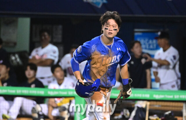 2025년 8월 27일 오후 서울 잠실구장에서 열린 '2025 신한 SOL뱅크 KBO 리그' 삼성 라이온즈와 두산 베어스의 경기. 삼성 3루 주자 박승규가 3회초 1사 3루서 구자욱의 좌익수 플라이 때 홈을 밟고 기뻐하고 있다./잠실=유진형 기자