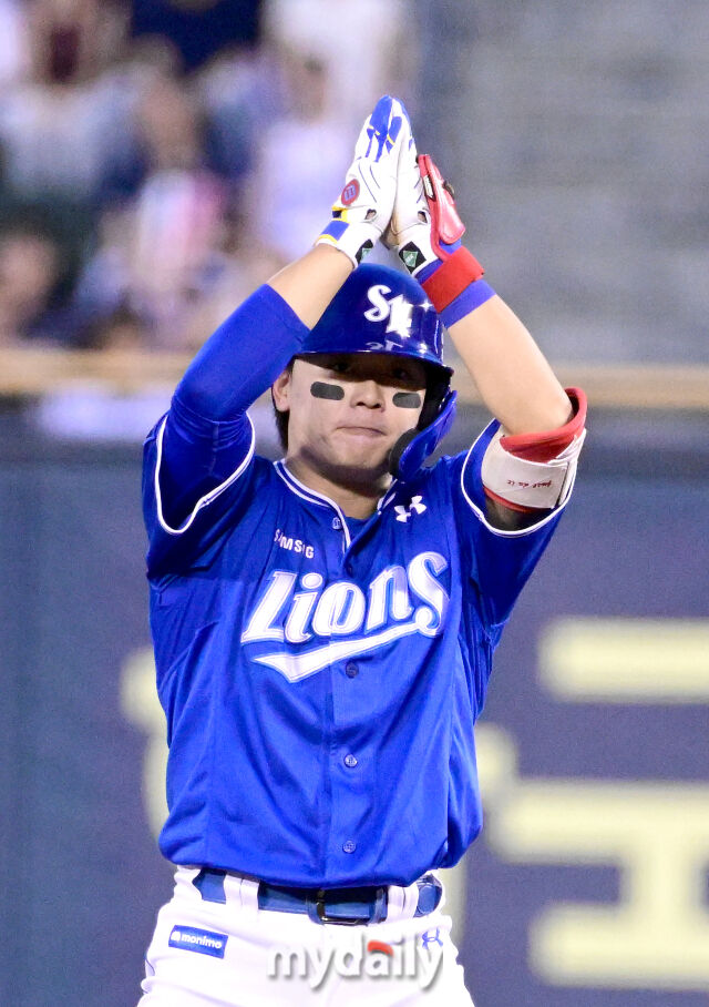 2025년 8월 27일 오후 서울 잠실구장에서 열린 '2025 신한 SOL뱅크 KBO 리그' 삼성 라이온즈와 두산 베어스의 경기. 삼성 박승규가 3회초 무사 2.3루서 2타점 2루타를 친 뒤 기뻐하고 있다./잠실=유진형 기자