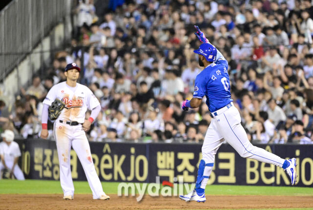 2025년 8월 27일 오후 서울 잠실구장에서 열린 '2025 신한 SOL뱅크 KBO 리그' 삼성 라이온즈와 두산 베어스의 경기. 삼성 디아즈가 4회초 2사 후 홈런을 친 뒤 그라운드를 돌고 있다./잠실=유진형 기자