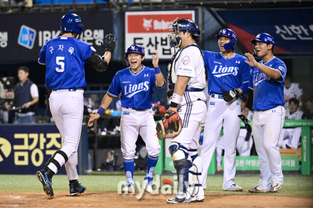 2025년 8월 27일 오후 서울 잠실구장에서 열린 '2025 신한 SOL뱅크 KBO 리그' 삼성 라이온즈와 두산 베어스의 경기. 삼성 구자욱이 4회초 2사 후 만루 홈런을 친 뒤 동료들의 축하를 받고 있다./잠실=유진형 기자