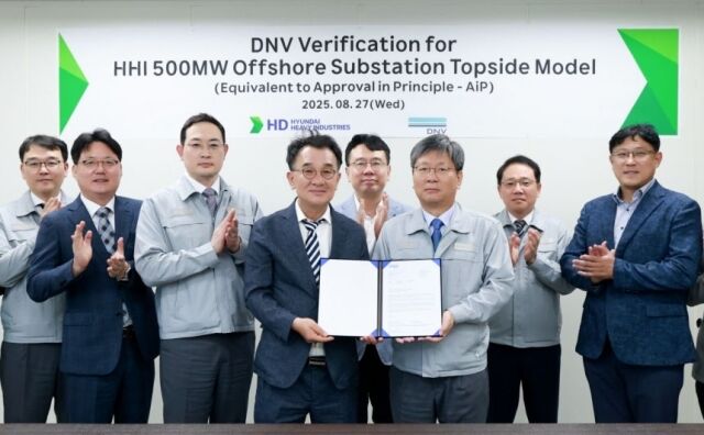 HD현대중공업이 노르웨이선급(DNV)으로부터 자체 개발한 500MW급 해상변전소(OSS) 모델에 대한 국제 설계 검증서(Verification Letter)를 획득했다. 사진은 신성호(왼쪽 네번째) DNV 영업 대표, 원광식(왼쪽 여섯번째) HD현대중공업 해양에너지사업본부장의 모습. /HD현대중공업