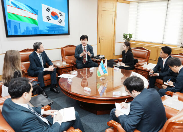정용기 한난 사장(가운데)이 주한 우즈백 대사와 면담을 나누고 있다. /한국지역난방공사