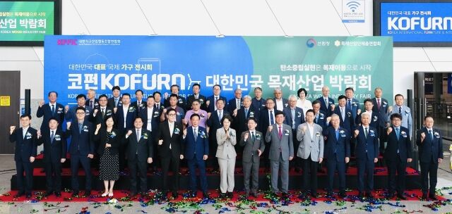 국내 유일의 국제 가구 전시회 ‘2025 한국국제가구 및 인테리어산업대전(코펀)’이 28일 일산 킨텍스에서 개막했다. /중소기업중앙회