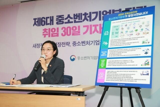 한성숙 중소벤처기업부 장관이 28일 서울 영등포구 중소기업중앙회에서 취임 30일 기자간담회를 하고 있다. /중기부