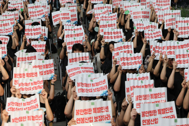 네이버와 네이버 손자회사 6개 법인(그린웹서비스, 스튜디오리코, 엔아이티서비스, 엔테크서비스, 인컴즈, 컴파트너스) 노동조합원들이 27일 오후 경기 성남시 분당구 네이버 본사 앞에서 2025년 임금협상 및 단체교섭, 복지 개선 촉구 집회를 하고 있다. /뉴시스
