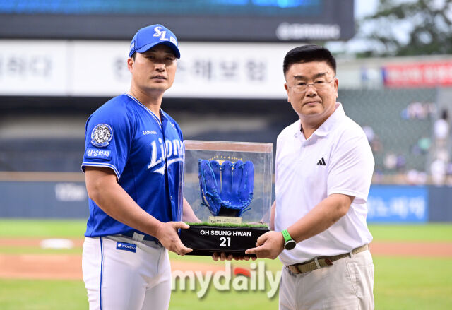 2025년 8월 28일 오후 서울 잠실구장에서 열린 '2025 신한 SOL뱅크 KBO 리그' 삼성 라이온즈와 두산 베어스의 경기<br><br>삼성 오승환과 은퇴투어에서 두산 김태룡 단장에게 푸른 글러브를 선물하고 있다./잠실=유진형 기자