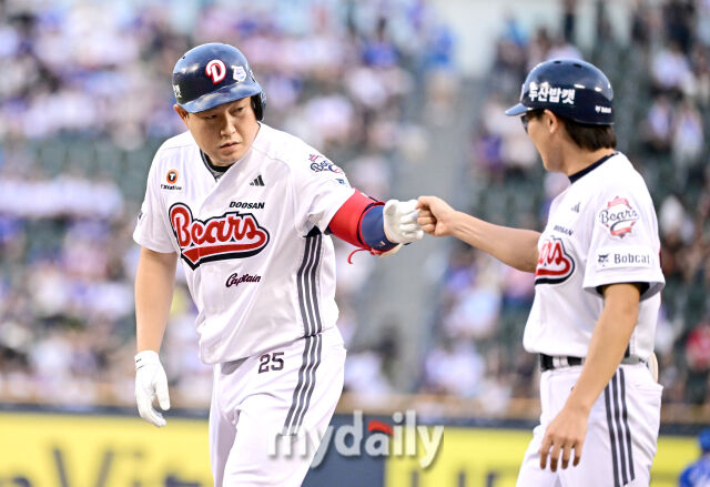 2025년 8월 28일 오후 서울 잠실구장에서 열린 '2025 신한 SOL뱅크 KBO 리그' 삼성 라이온즈와 두산 베어스의 경기<br><br>두산 양의지가 1회말 1사 2루서 1타점 적시타를 친 뒤 기뻐하고 있다./잠실=유진형 기자