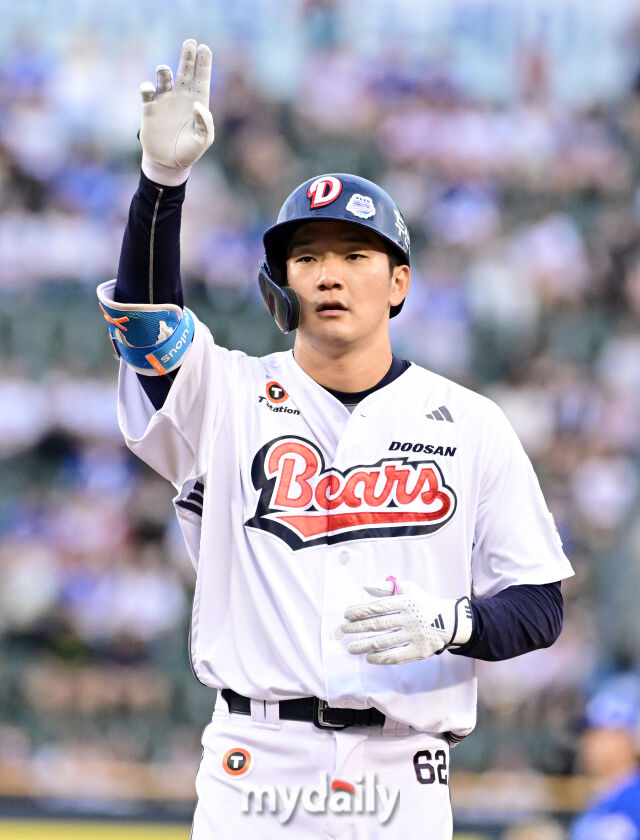 2025년 8월 28일 오후 서울 잠실구장에서 열린 '2025 신한 SOL뱅크 KBO 리그' 삼성 라이온즈와 두산 베어스의 경기<br><br>두산 안재석이 1회말 선두타자 안타를 친 뒤 기뻐하고 있다./잠실=유진형 기자