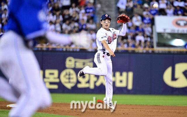 2025년 8월 28일 오후 서울 잠실구장에서 열린 '2025 신한 SOL뱅크 KBO 리그' 삼성 라이온즈와 두산 베어스의 경기. 두산 유격수 이유찬이 4회초 무사 1.3루서 삼성 김영웅의 타구를 잡고 1루로 송구하고 있다./마이데일리