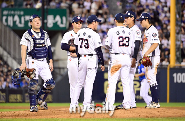 2025년 8월 28일 오후 서울 잠실구장에서 열린 '2025 신한 SOL뱅크 KBO 리그' 삼성 라이온즈와 두산 베어스의 경기. 두산 조성환 감독대행이 5회초 2사 2루 디아즈 타석 때 마운드에 올라 조언을 하고 있다./마이데일리