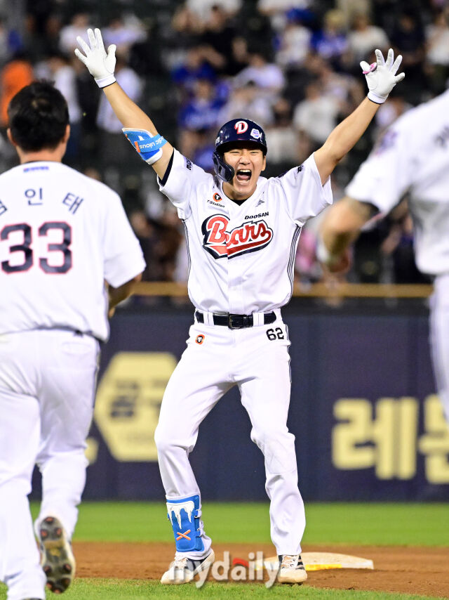 2025년 8월 28일 오후 서울 잠실구장에서 열린 '2025 신한 SOL뱅크 KBO 리그' 삼성 라이온즈와 두산 베어스의 경기<br><br>두산 안재석이 연장 10회말 2사 1.2루서 끝내기 안타를 치며 7-6으로 승리한 뒤 기뻐하고 있다./잠실=유진형 기자