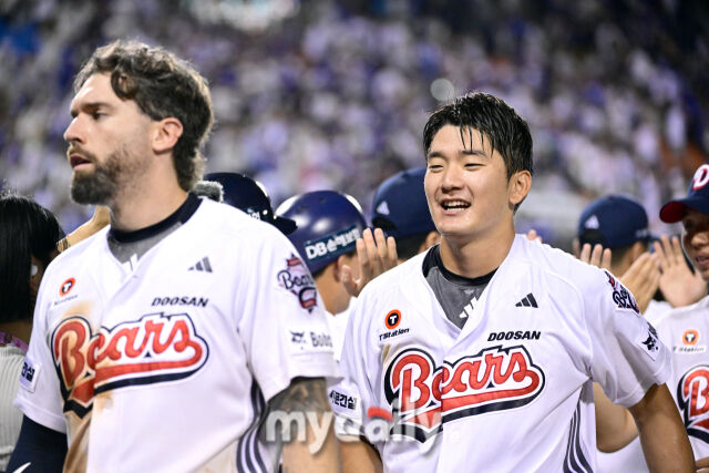 2025년 8월 28일 오후 서울 잠실구장에서 열린 '2025 신한 SOL뱅크 KBO 리그' 삼성 라이온즈와 두산 베어스의 경기<br><br>두산 안재석이 연장 10회말 2사 1.2루서 끝내기 안타를 치며 7-6으로 승리한 뒤 기뻐하고 있다./잠실=유진형 기자