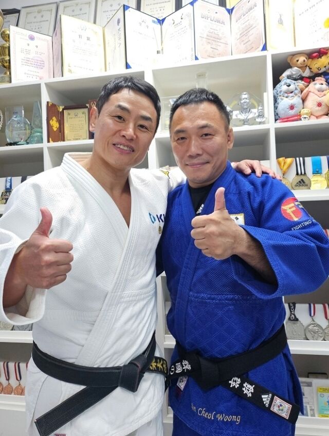 송대남 KH그룹 필룩스 유도단 감독(왼쪽)과 안철웅 유도관 안철웅 관장. /안철웅 유도관 제공