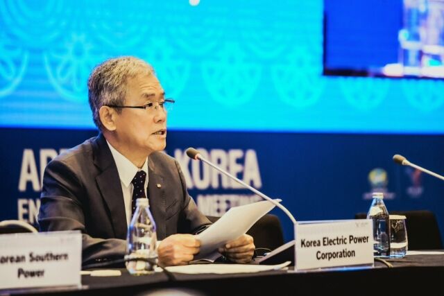 한국전력이 28일 개최된 APEC 에너지 장관회의에서 ‘글로벌 DC 이니셔티브’를 공식 제안하며, 지난 100여년간 이어진 교류(AC) 중심의 전력망 구조를 직류(DC) 기반으로 바꾸는 ‘제2의 전력망 혁신’을 선언했다고 29일 밝혔다. APEC 회의에서 발언하는 김동철 한전 사장. /한전
